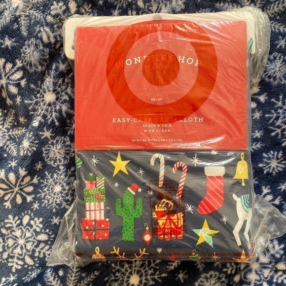 NWT SEALED WONDERSHOP CHRISTMAS WIPEABLE OBLONG TABLECLOTH 60in x 84in - Picture 1 of 4